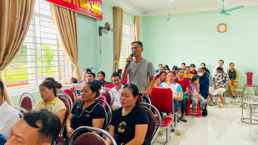 Đoàn Luật Sư Thành Phố Hà Nội tổ chức tuyên truyền pháp luật, trợ giúp pháp lý, tặng quà tại Xã Châu Tiến, Tỉnh Nghệ An 5 Nhân dân xã Châu Tiến lắng nghe nội dung tuyên truyền pháp luật và đặt nhiều câu hỏi