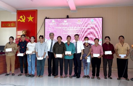 Đoàn Luật Sư Thành Phố Hà Nội tổ chức tuyên truyền pháp luật, trợ giúp pháp lý, tặng quà tại Xã Châu Tiến, Tỉnh Nghệ An 6 Đoàn công tác Trao quà cho phụ nữ có hoàn cảnh khó khăn.