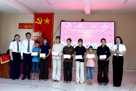 Đoàn Luật Sư Thành Phố Hà Nội tổ chức tuyên truyền pháp luật, trợ giúp pháp lý, tặng quà tại Xã Châu Tiến, Tỉnh Nghệ An 7 Đoàn công tác Trao quà cho học sinh nghèo vượt khó học giỏi.