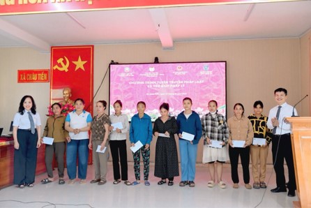 Đoàn Luật Sư Thành Phố Hà Nội tổ chức tuyên truyền pháp luật, trợ giúp pháp lý, tặng quà tại Xã Châu Tiến, Tỉnh Nghệ An 8 Đoàn công tác trao quà cho các hộ nghèo, hộ cận nghèo trên địa bàn xã Châu Tiến
