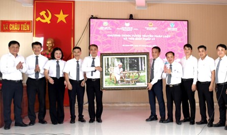 Đoàn Luật Sư Thành Phố Hà Nội tổ chức tuyên truyền pháp luật, trợ giúp pháp lý, tặng quà tại Xã Châu Tiến, Tỉnh Nghệ An 9 Đại diện Đoàn Luật sư tỉnh Nghệ An đã trao tặng Đoàn công tác bức ảnh Chủ tịch Hồ Chí Minh như một món quà lưu niệm đầy ý nghĩa.
