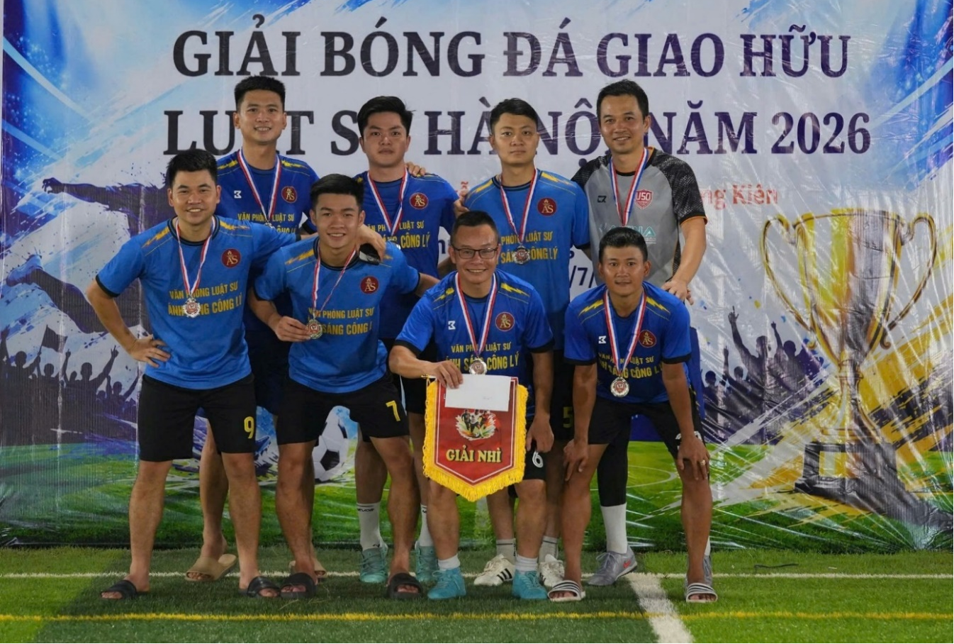 Đội Luật Ánh Sáng Công Lý FC nhận giải nhì