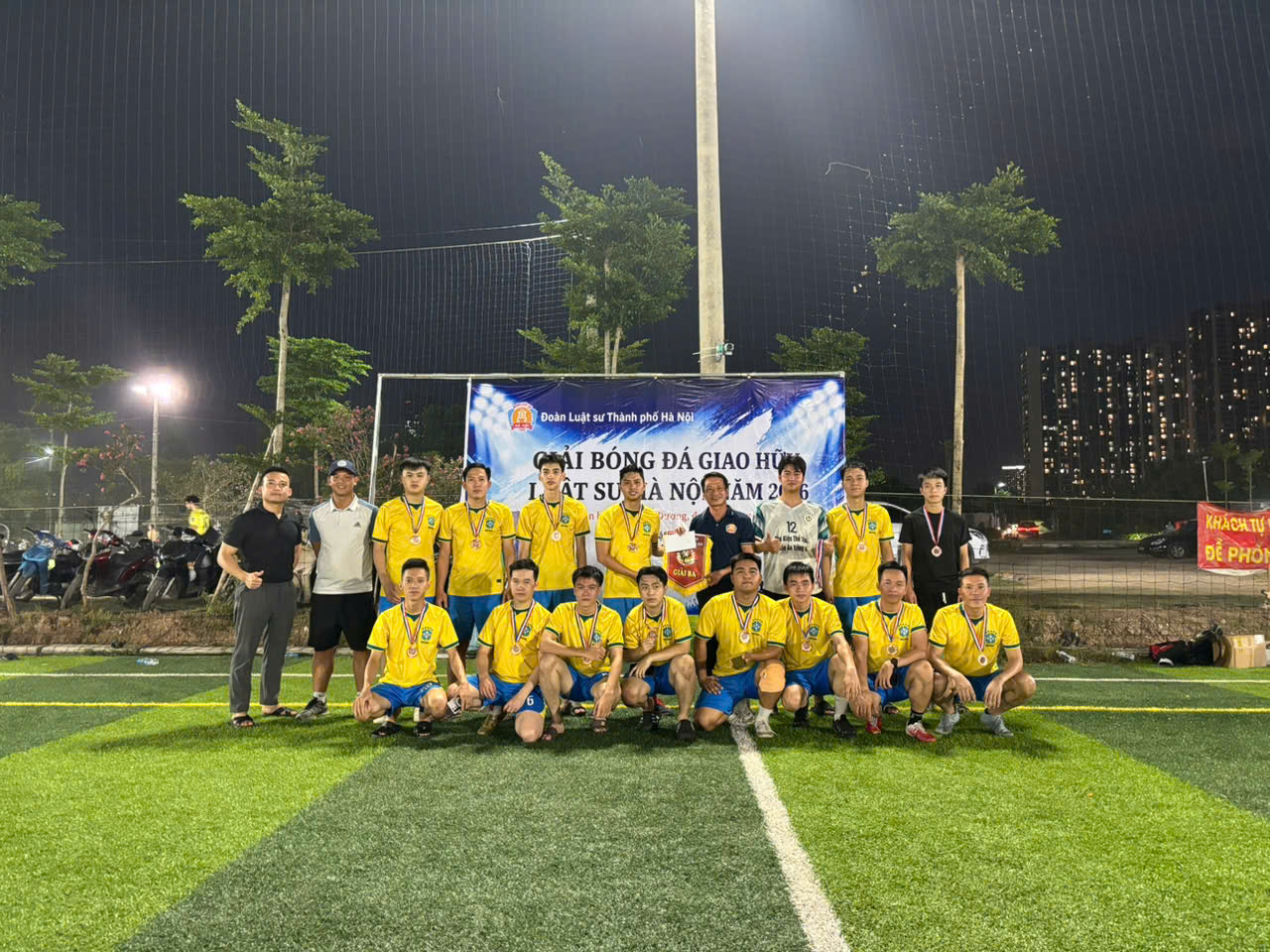 Đội Luật Hà Thành FC nhận giải Ba