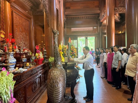 Đoàn Luật Sư Thành Phố Hà Nội tổ chức tuyên truyền pháp luật, trợ giúp pháp lý, tặng quà tại Xã Châu Tiến, Tỉnh Nghệ An 10 Đoàn công tác dâng hương tại Khu di tích quốc gia đặc biệt Kim Liên.