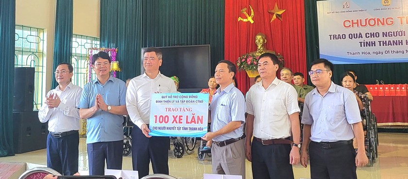 Các đơn vị thuộc Bộ Tư pháp đã phối hợp với các doanh nghiệp trao 100 xe lăn cho Hội Bảo trợ người khuyết tật và trẻ mồ côi tỉnh Thanh Hóa;