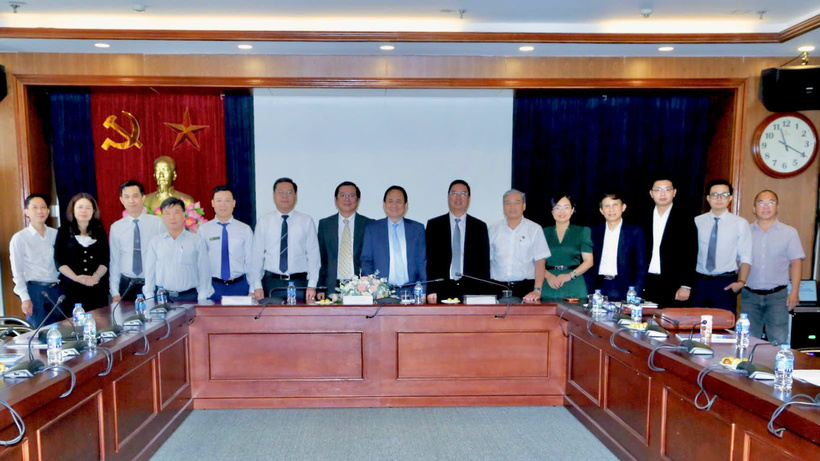 Các đại biểu chụp ảnh lưu niệm.